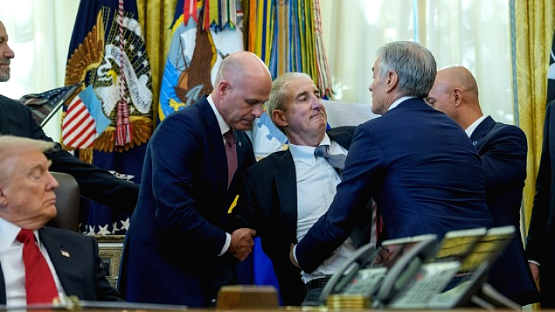 Σοκ στον Λευκό Οίκο: Στέλεχος φαρμακευτικής εταιρείας λιποθύμησε στο Οβάλ Γραφείο