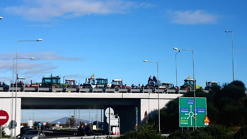 Ένταση στην Καρδίτσα: Αγρότες συγκρούονται με αστυνομία στον αυτοκινητόδρομο Ε65