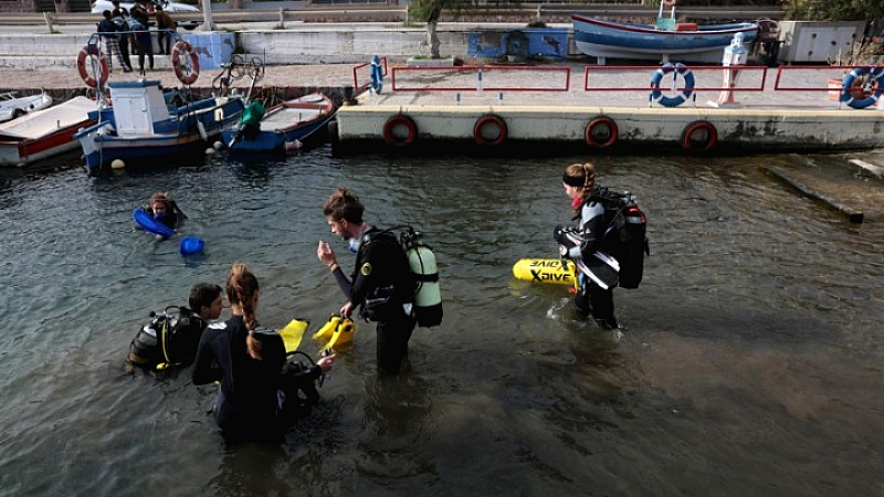 Καθαρισμός λιμανιού στη Βαρειά Μυτιλήνης από φοιτητές του Πανεπιστημίου Αιγαίου