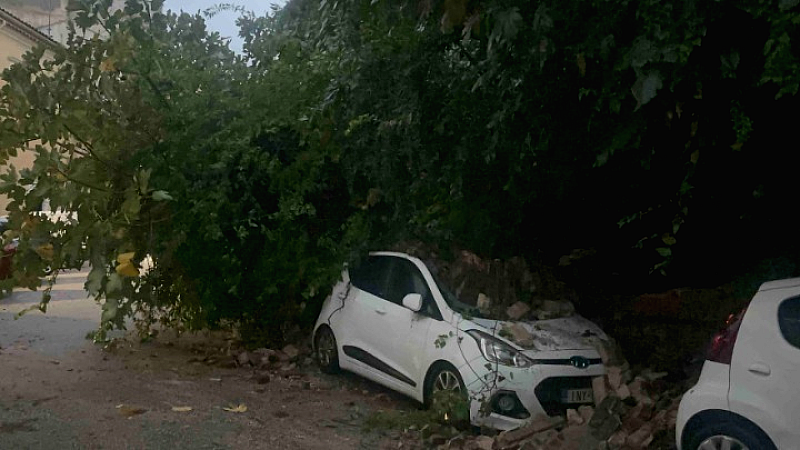 Κέρκυρα: Ισχυρές καταιγίδες προκαλούν σοβαρές ζημιές – Τοιχίο κατέρρευσε και καταπλάκωσε οχήματα