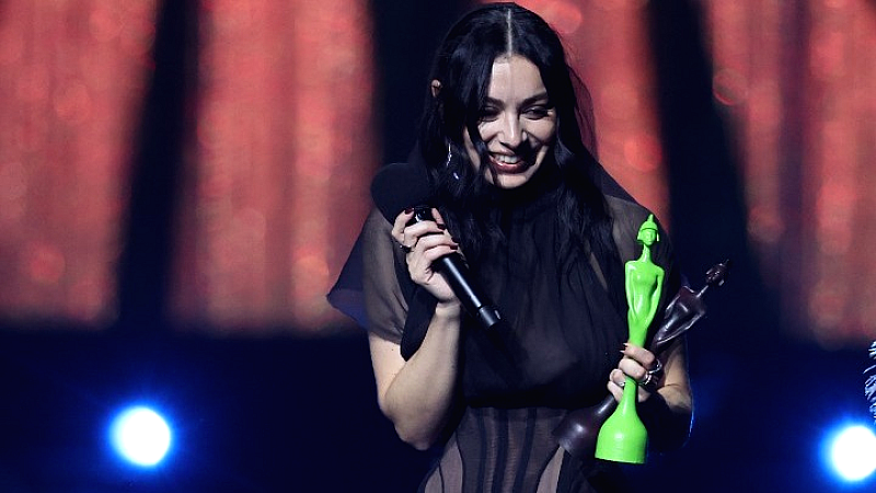 Κυκλοφόρησε το πρώτο τρέιλερ της ταινίας «The Moment» με την Charli xcx