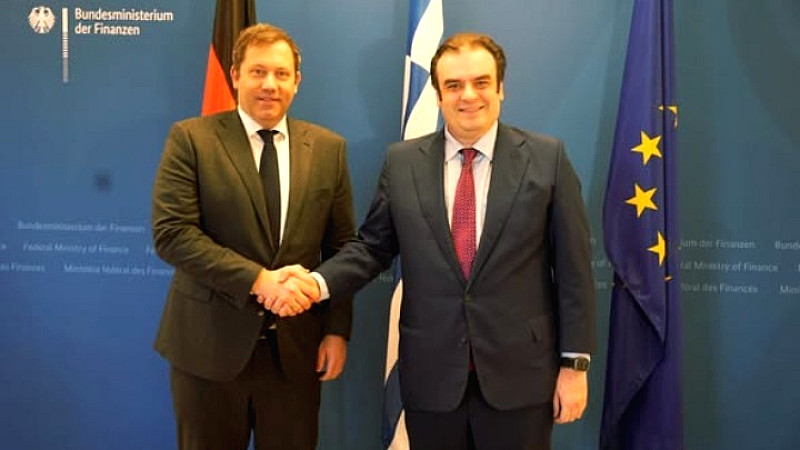 Ισχυρές διμερείς σχέσεις Ελλάδας-Γερμανίας: Ο Κυριάκος Πιερρακάκης συναντά τον Λαρς Κλινγκμπάιλ στο Βερολίνο