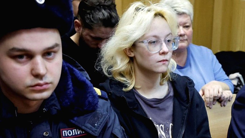 Δύο μουσικοί που φυλακίστηκαν για τα αντι-Kρεμλινικά τους τραγούδια εγκατέλειψαν τη Ρωσία