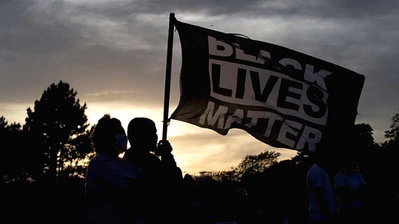 Ντοκιμαντέρ για τη ζωή και το έργο του Μίσαν Χάριμαν: Ένα ταξίδι μέσα από τον φακό της κοινωνικής αλλαγής