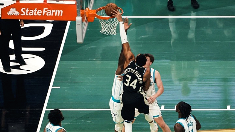 Ο Γιάννης επανέρχεται δυναμικά, με τους Μπακς να νικούν τους Χόρνετς