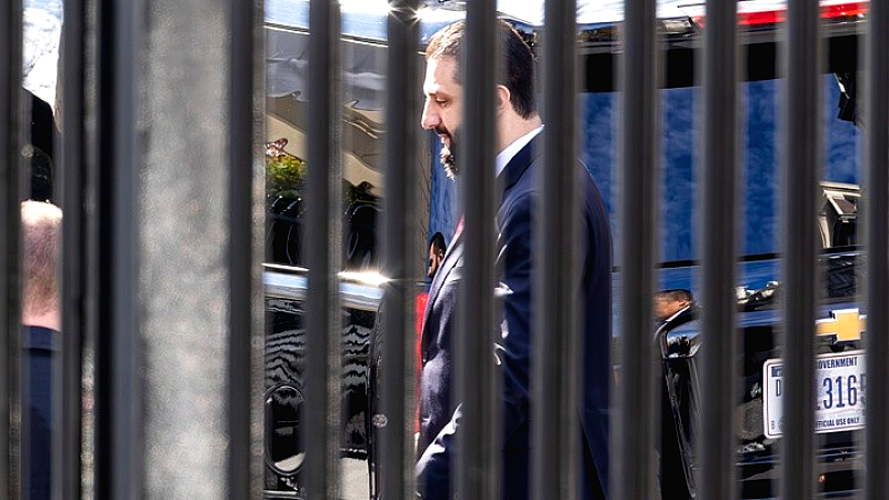 Ο Ντόναλντ Τραμπ στηρίζει τον Άχμεντ αλ Σάρα: Παύση κυρώσεων στη Συρία για έξι μήνες