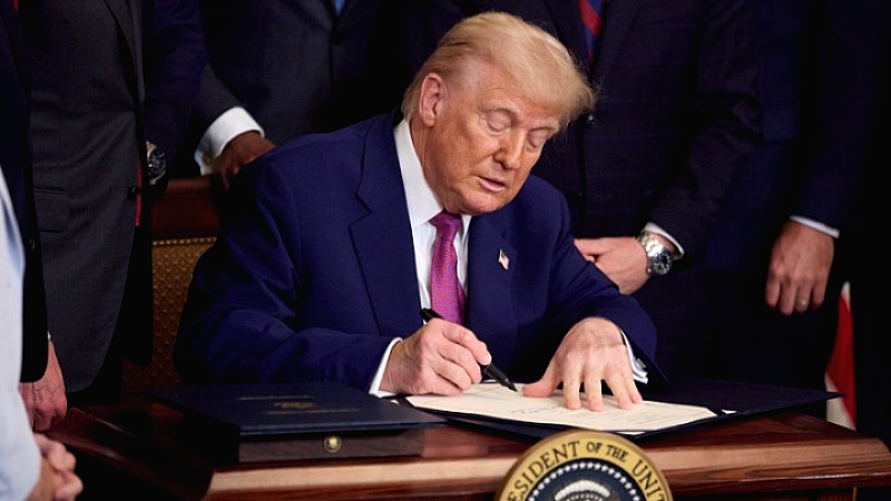 Νόμος του Ντ. Τραμπ τερματίζει τη μεγαλύτερη δημοσιονομική κρίση στις ΗΠΑ
