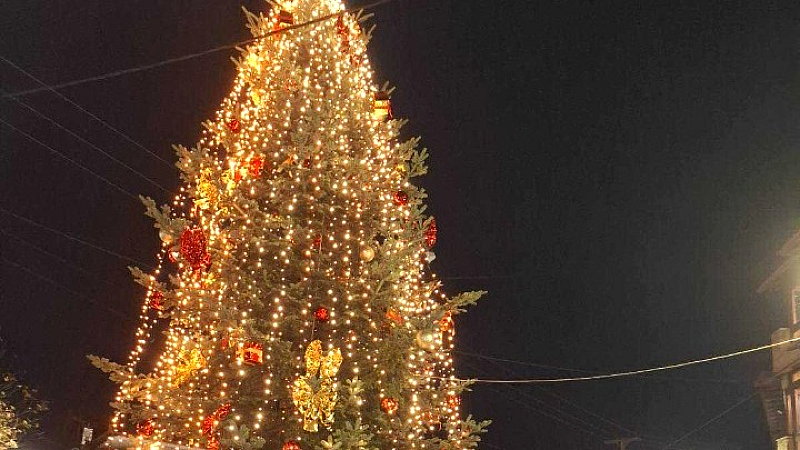 Ο Ταξιάρχης Χαλκιδικής άναψε και φέτος τα φώτα των Χριστουγέννων στην Ελλάδα