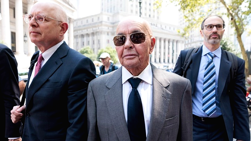 Ο Τραμπ απονέμει χάρη στον Βρετανό δισεκατομμυριούχο Τζο Λιούις, ιδιοκτήτη της Τότεναμ