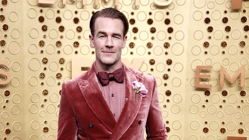 Ο Τζέιμς Βαν Ντερ Μπικ επιστρέφει με τη φανέλα του «Varsity Blues» για αγώνα κατά του καρκίνου