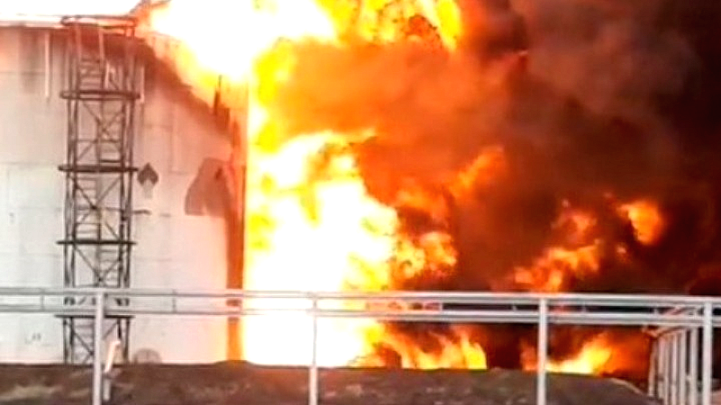 Ουκρανικός στρατός πλήττει διυλιστήριο πετρελαίου στο Σαράτοφ – Ρωσία υποστηρίζει ότι απώθησε ουκρανικά στρατεύματα στην Ποκρόφσκ