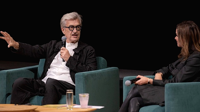 Ο σπουδαίος κινηματογραφιστής Βιμ Βέντερς στη Στέγη: «Η βαθύτερη πατρίδα είναι η γλώσσα», είπε απαγγέλλοντας Καβάφη