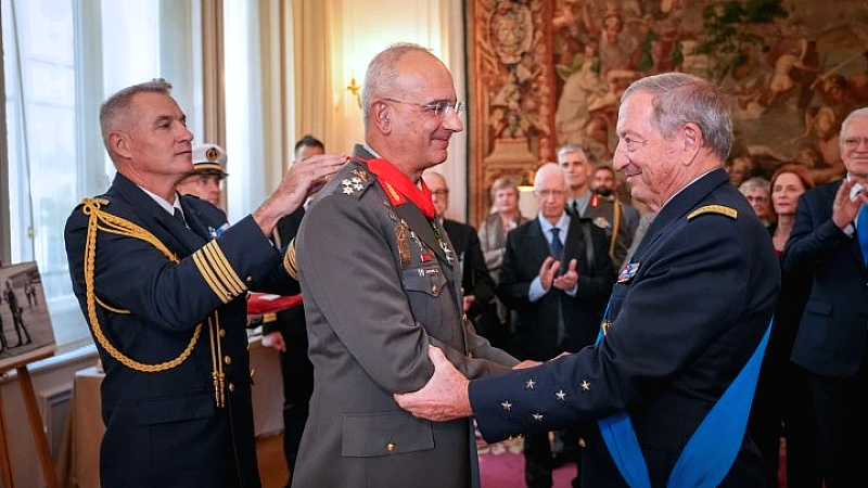 Τιμή στον αρχηγό ΓΕΕΘΑ στρατηγό Δημήτριο Χούπη με τον τίτλο «Ταξιάρχης της Λεγεώνας της Τιμής»