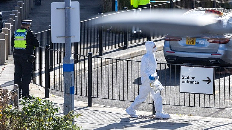 Ύποπτος για την επίθεση με μαχαίρι σε τρένο στην Αγγλία: Δεν ήταν γνωστός στην αντιτρομοκρατική, επισημαίνει υπουργός