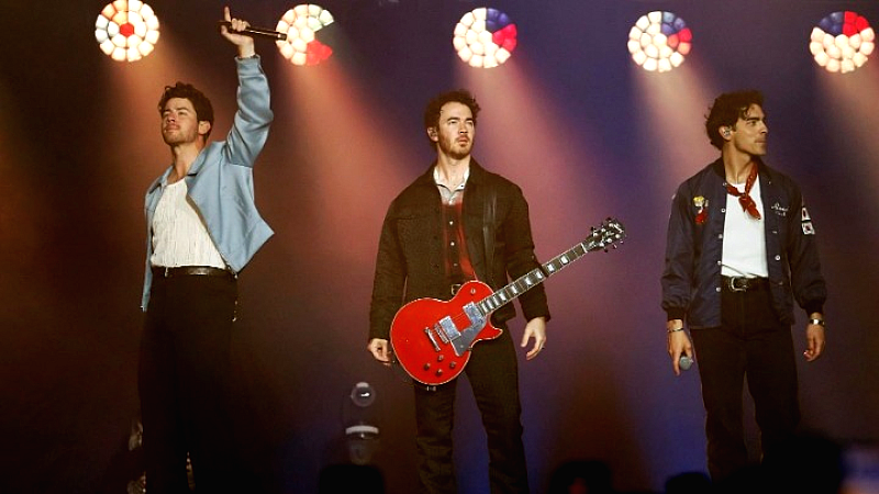 Η μαγική πρεμιέρα των Jonas Brothers για την ταινία «A Very Jonas Christmas Movie»