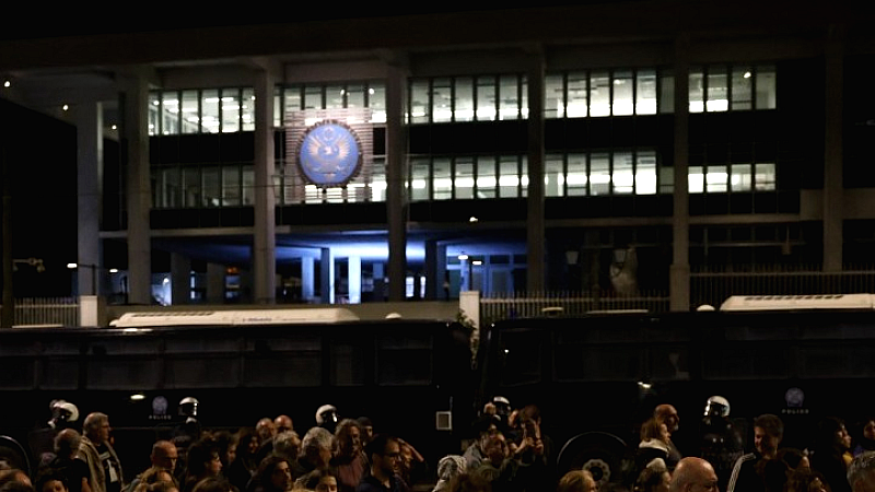 Η πορεία του Πολυτεχνείου ολοκληρώνεται έξω από την Αμερικανική Πρεσβεία