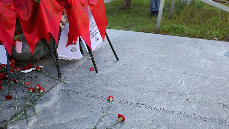 ΠΑΣΟΚ-ΚΙΝΗΜΑ ΑΛΛΑΓΗΣ: Βουλευτές κατέθεσαν στεφάνι στο μνημείο του Πολυτεχνείου