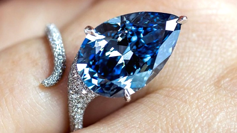 Δημοπρασία του Christie’s: Πάνω από 25 εκατομμύρια δολάρια για το σπάνιο μπλε διαμάντι Mellon blue