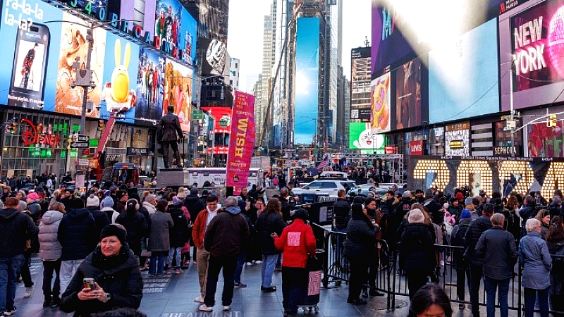 Ρεκόρ δαπανών από τους Αμερικανούς παρά τις οικονομικές αβεβαιότητες