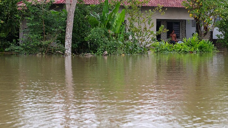 Αυξάνονται οι τραγωδίες από τις πλημμύρες στην Ινδονησία: 84 νεκροί