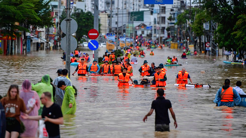 Καταστροφικές πλημμύρες στο Βιετνάμ: Τουλάχιστον 90 θάνατοι και σοβαρές ζημίες