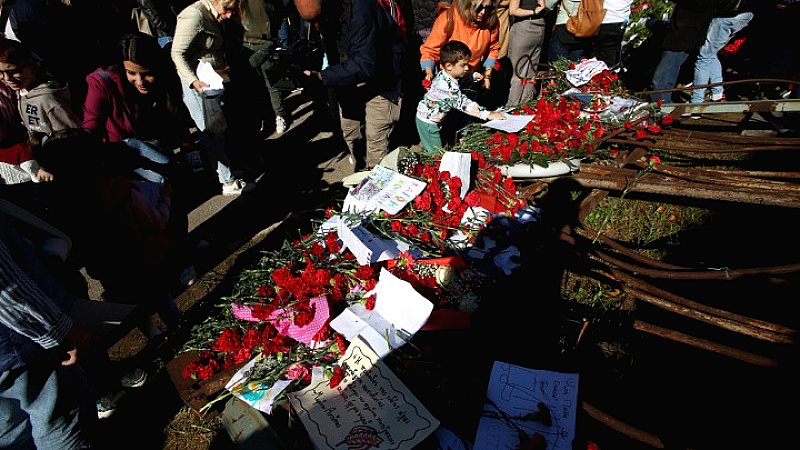 Επιβίωση της μνήμης: Πλήθος κόσμου τιμά την 52η επέτειο της εξέγερσης του Πολυτεχνείου