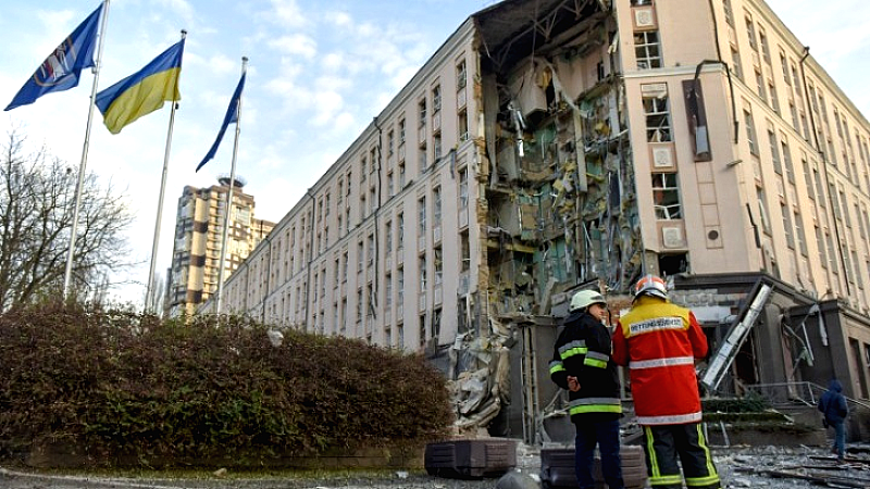 Σφοδρές επιθέσεις πλήττουν το Κίεβο: Καταστροφές και θύματα από τις ρωσικές επιθέσεις