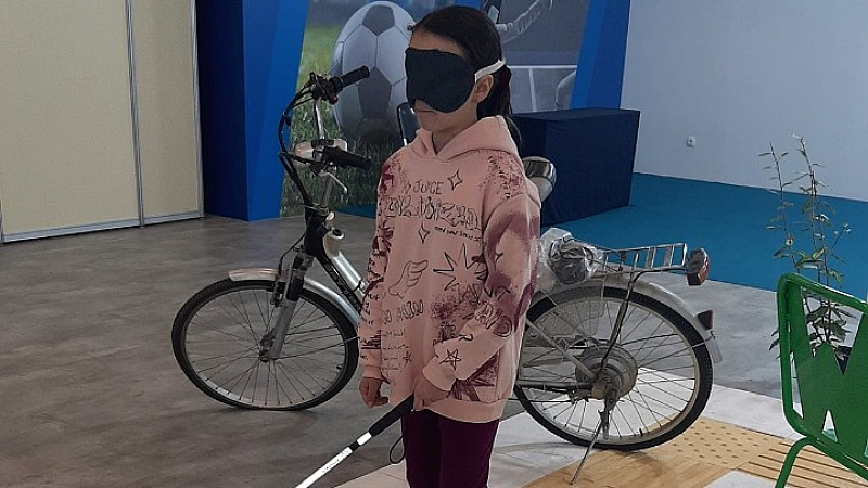 Πολίτες και μαθητές βιώνουν την πραγματικότητα των ατόμων με αναπηρία στη δράση «Νιώσε διαφορετικός»