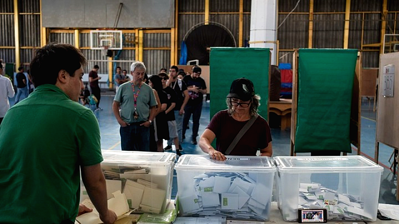 Δεύτερος γύρος προεδρικών εκλογών στη Χιλή: Η αναμέτρηση Χάρα – Καστ