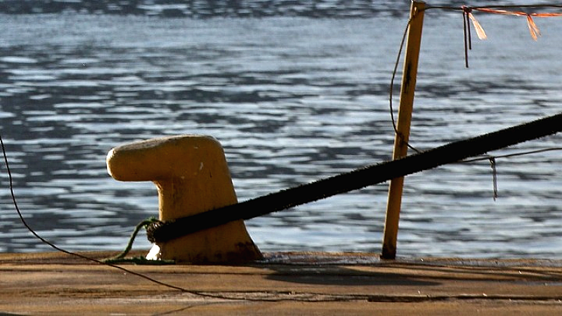 Αυτοκίνητο πέφτει στη θάλασσα στο λιμάνι του Πειραιά – Ο οδηγός σώος