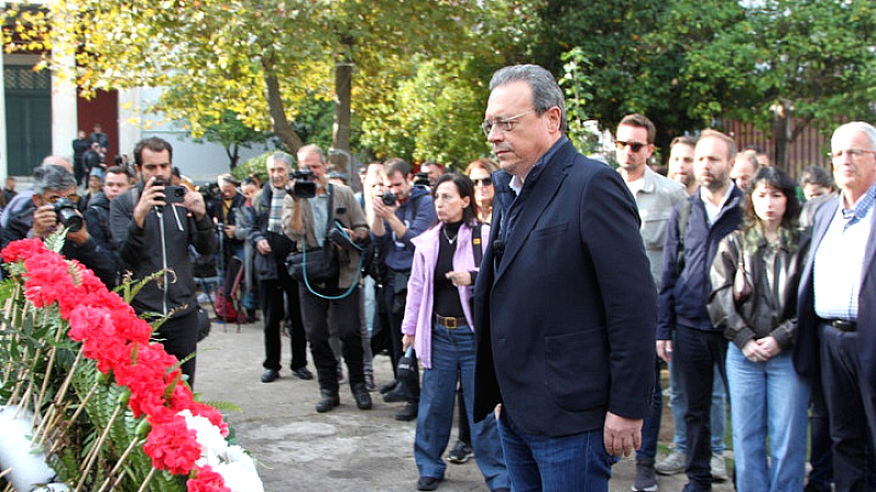 Το Πολυτεχνείο ζει και μας καλεί σε νέους αγώνες, σύμφωνα με τον Σωκράτη Φάμελλο