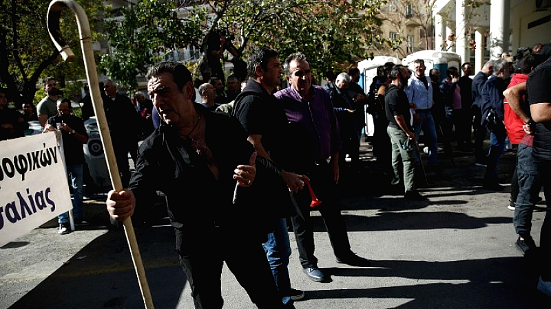 Σε εξέλιξη το αγροτικό συλλαλητήριο έξω από το υπουργείο Αγροτικής Ανάπτυξης και Τροφίμων