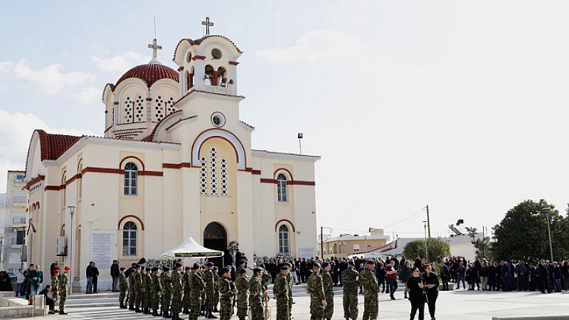 Ο αποχαιρετισμός του 19χρονου ΕΠΟΠ στρατιώτη στη Ρόδο: Ένα συγκινητικό αντίο