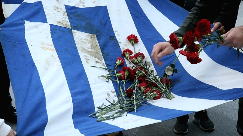 Η αιματοβαμμένη σημαία του Πολυτεχνείου στην κορυφή της πορείας