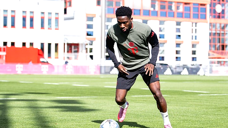 Ελπίδες για τη Μπάγερν: Ο Ντέιβις επιστρέφει στην ομαδική προπόνηση μετά από οκτώ μήνες