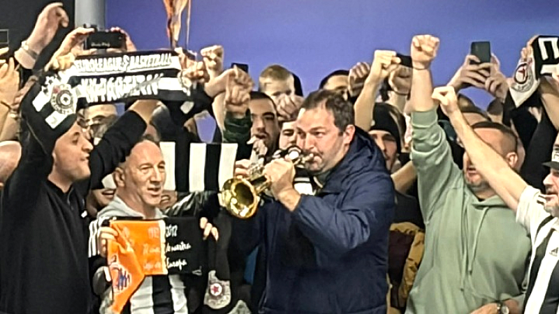 Εντυπωσιακή υποδοχή του Ομπράντοβιτς στο αεροδρόμιο από φιλάθλους της Παρτιζάν για να τον πείσουν να παραμείνει