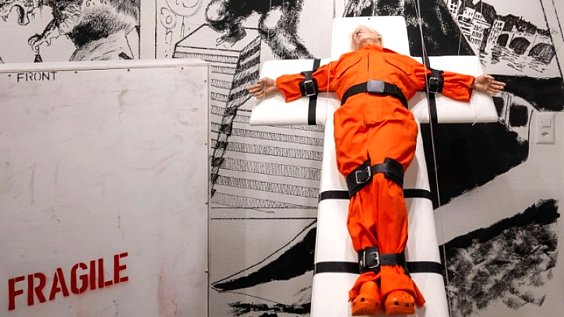 Εκπληκτικό γλυπτό του Ντόναλντ Τραμπ στην Ελβετία: Το άγαλμα του ‘εσταυρωμένου θανατοποινίτη’