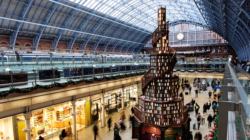 Το χριστουγεννιάτικο δέντρο του St Pancras στο Λονδίνο φωτίζει τις ελπίδες μικρών ασθενών