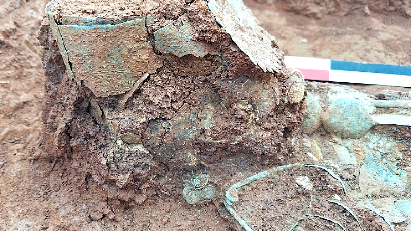 Εντυπωσιακά ευρήματα από αρχαϊκές ταφές στη Φθιώτιδα: Η αρχόντισσα με το ανεστραμμένο διάδημα