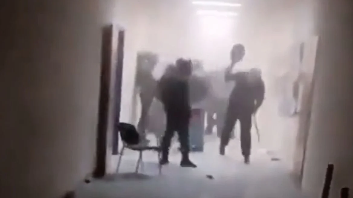 Επεισόδια στο Πολυτεχνείο: Ομάδες ακροαριστερών συγκρούστηκαν με αναρχικούς – Βίντεο Άδωνι, «διαζύγιο» ΜέΡΑ25 με ΑΡΑΣ