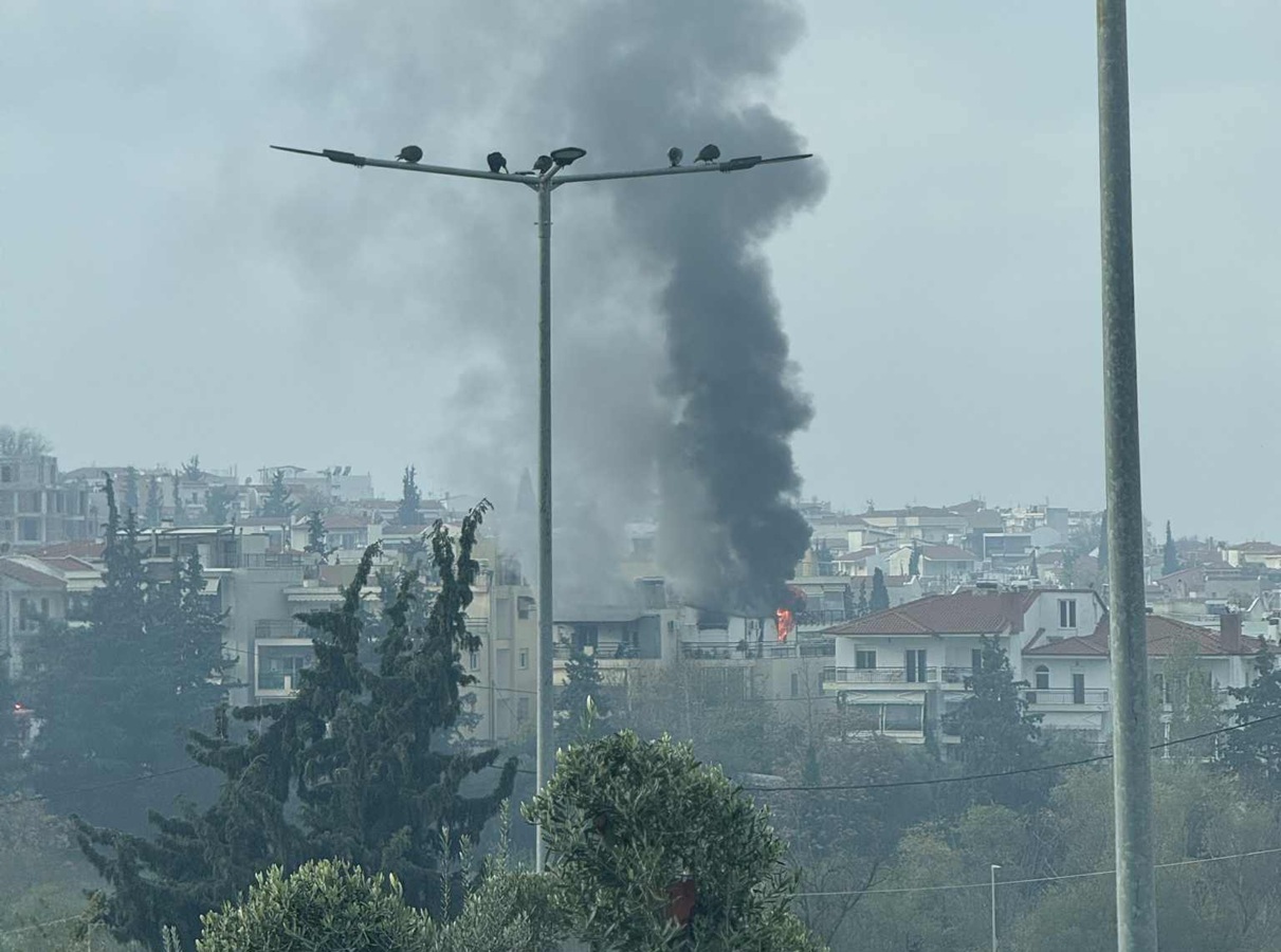Φωτιά τώρα σε διαμέρισμα στη Θεσσαλονίκη – Ισχυρές δυνάμεις της Πυροσβεστικής στο σημείο (ΦΩΤΟ)
