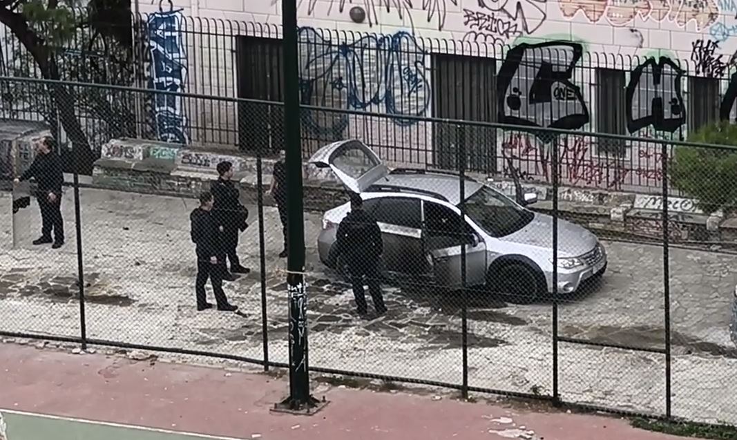 Επίθεση με μολότοφ σε αστυνομικούς της ΟΠΚΕ στον λόφο Στρέφη – Τραυματίστηκε αστυνομικός