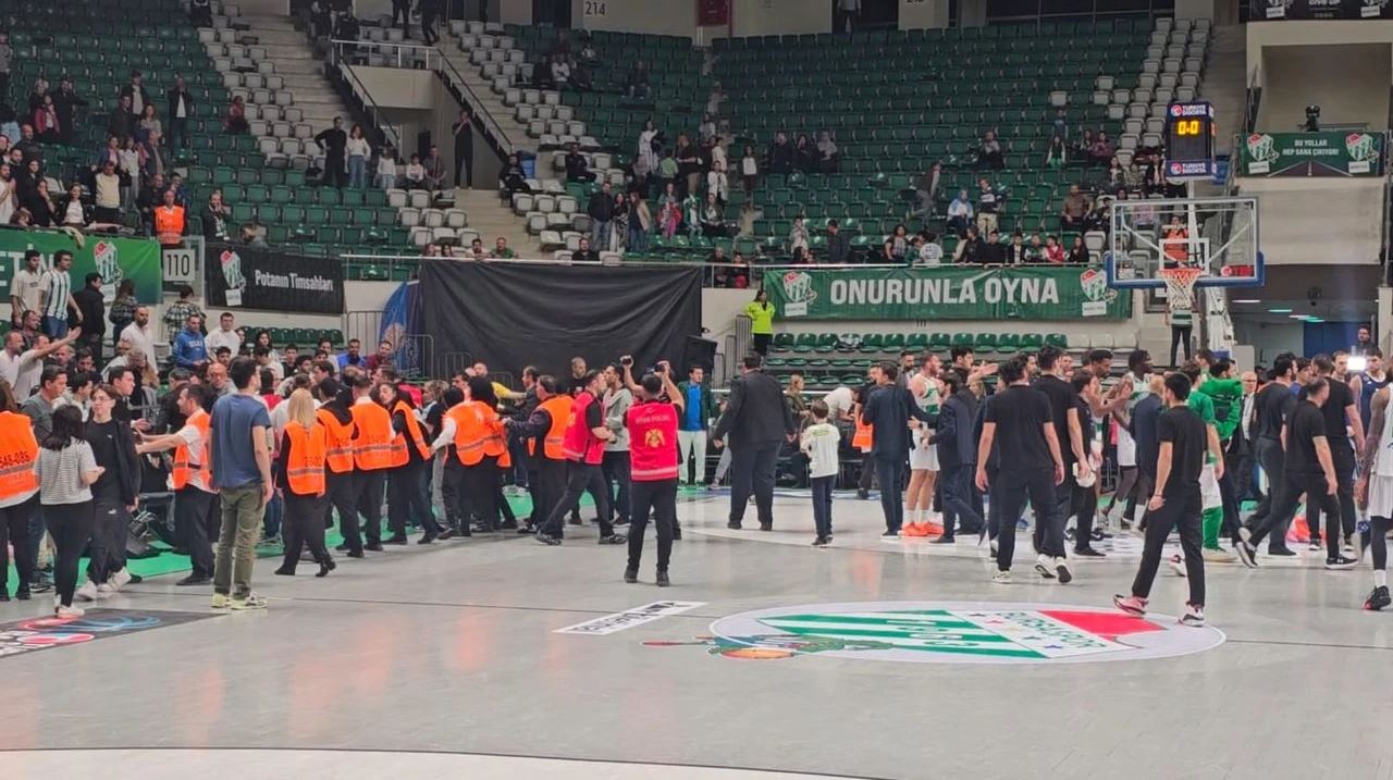 Αναστάτωση στην Τουρκία: Οπαδοί της Μπούρσασπορ εισβάλλουν στο παρκέ και καταδιώκουν παίκτη της Μπαχτσεσεχίρ (vid)