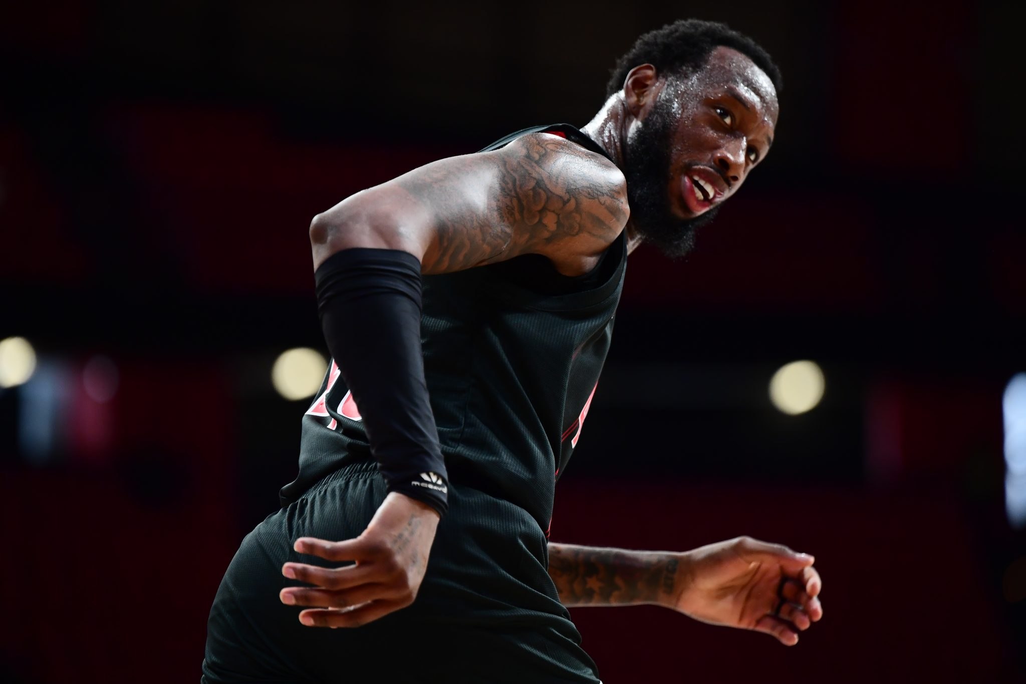 Ο Ντόντα Χολ υπερβαίνει τα όρια με ιστορική εμφάνιση (vid)