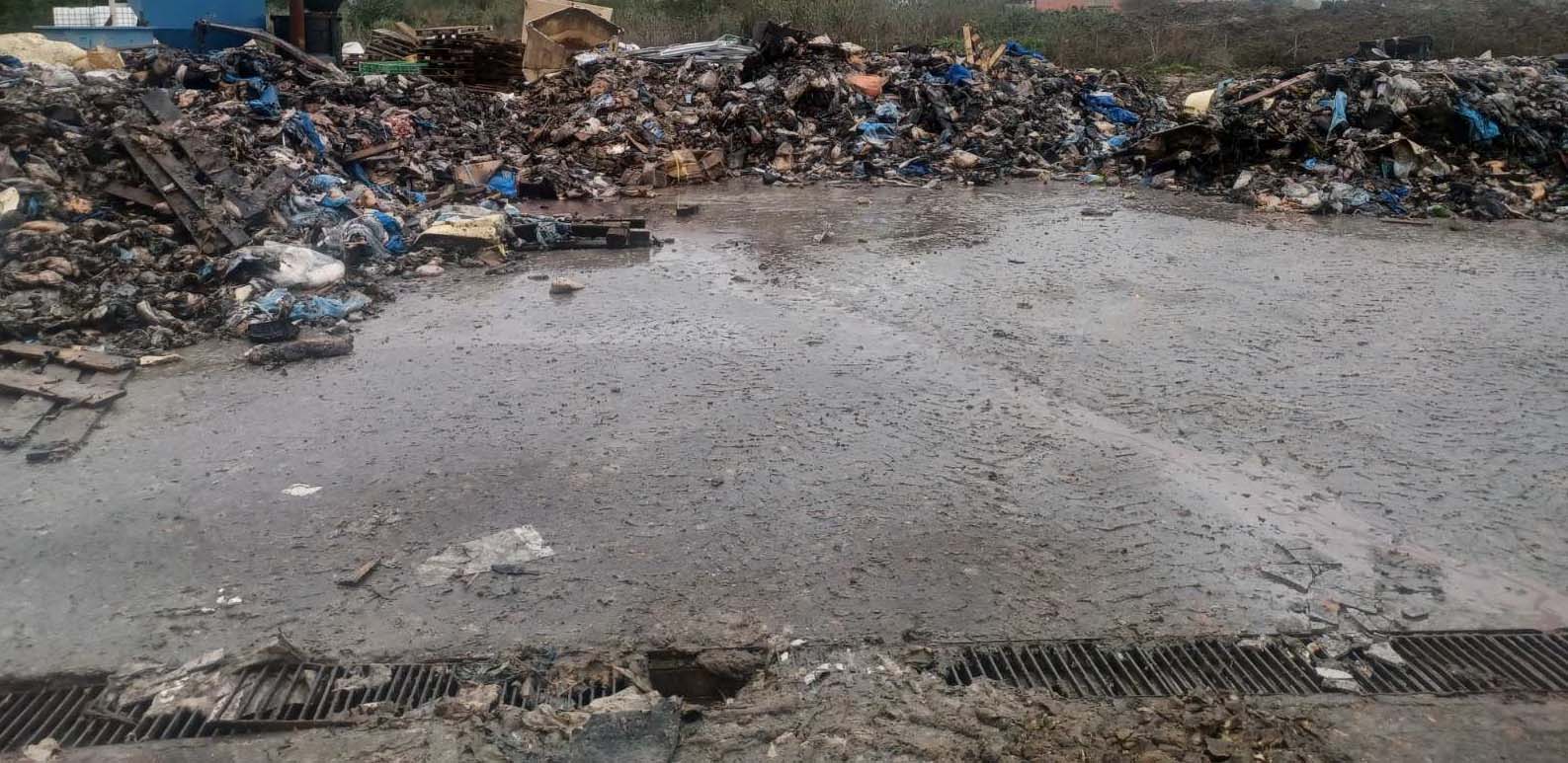 Κέρκυρα: Ανησυχία και έντονη δυσοσμία από τόνους ζωικών αποβλήτων σε εγκαταστάσεις που καταστράφηκαν από πυρκαγιά