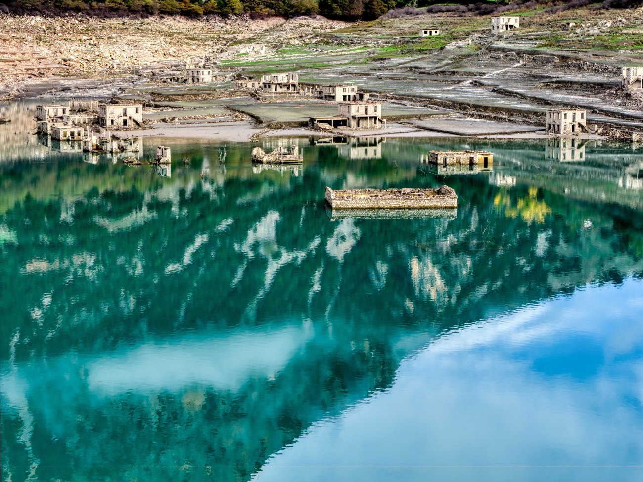 Λίμνη Μόρνου: Το βυθισμένο χωριό Κάλλιο αναδύεται λόγω λειψυδρίας – Καταστροφικές εικόνες
