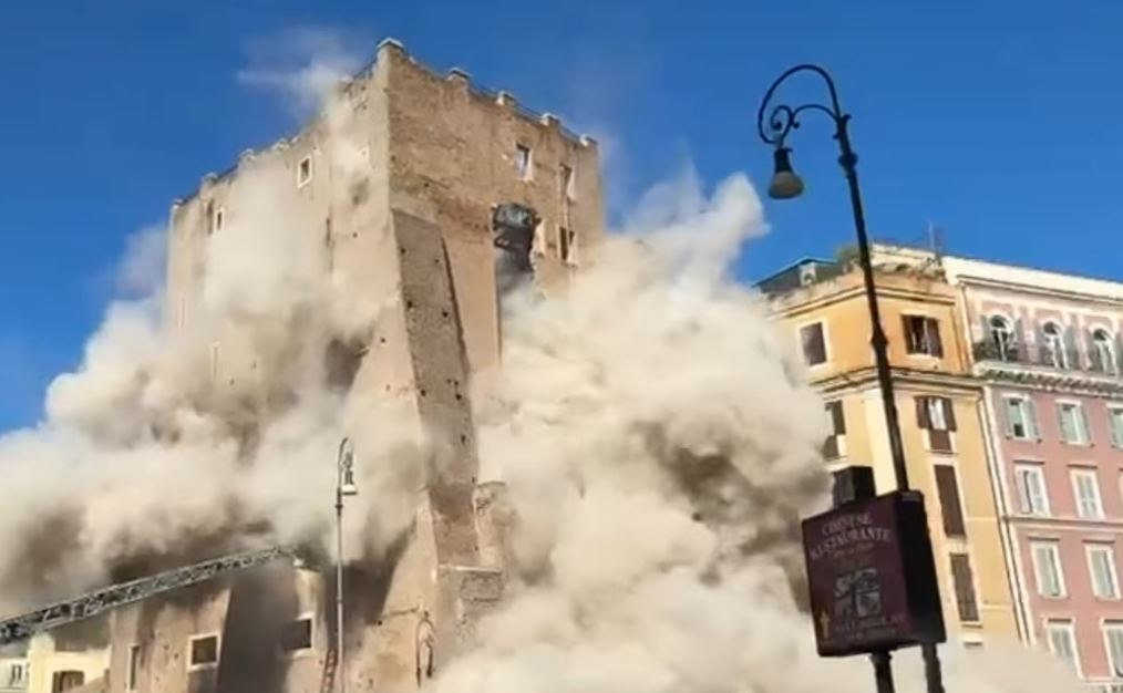 Ρώμη: Μερική κατάρρευση του πύργου των Κόμηδων κοντά στο Κολοσσαίο – Τραυματίστηκε εργάτης στο κεφάλι