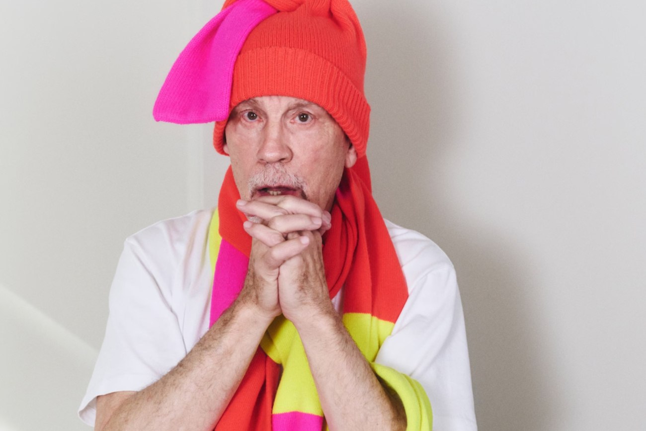 Ο Τζον Μάλκοβιτς στο ρόλο του μοντέλου στην εντυπωσιακή φωτογράφηση για τη JW Anderson