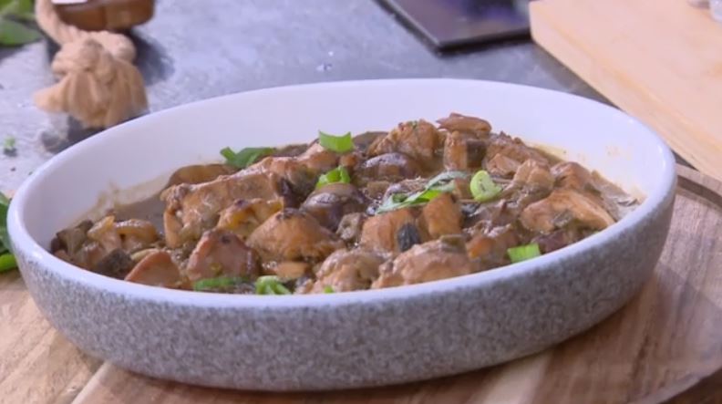 Συνταγή κοτόπουλου με κάστανα και μανιτάρια