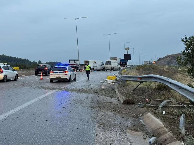 Θεσσαλονίκη: Τροχαίο ατύχημα με τρία οχήματα στον περιφερειακό – Δρόμος καλυμμένος με ψωμιά